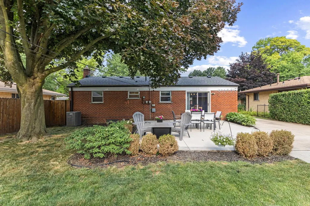 14928 Country Club Drive Livonia City MI 48154