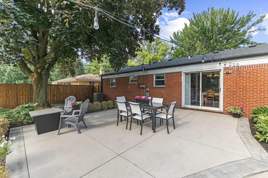 14928 Country Club Drive Livonia City MI 48154