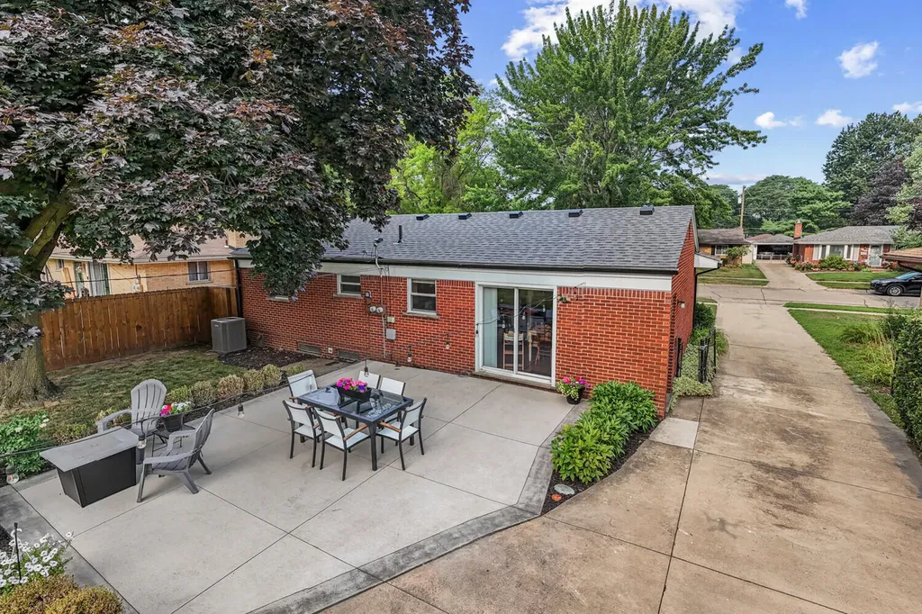 14928 Country Club Drive Livonia City MI 48154