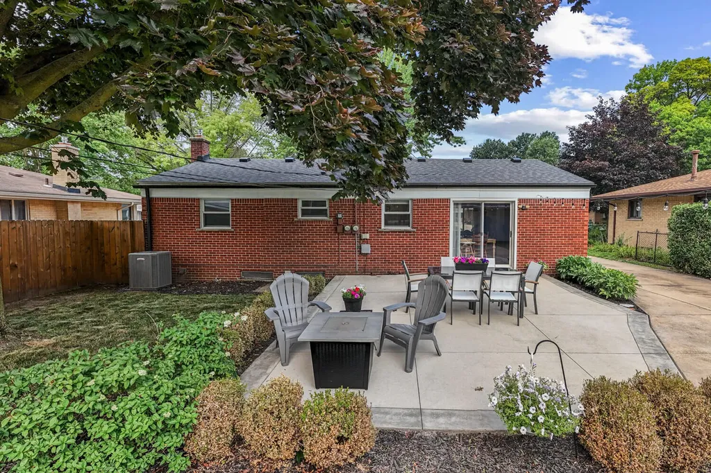 14928 Country Club Drive Livonia City MI 48154