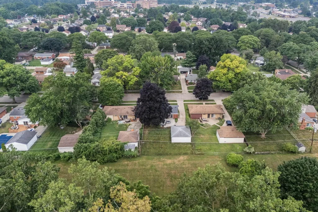 14928 Country Club Drive Livonia City MI 48154