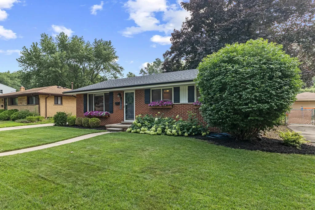 14928 Country Club Drive Livonia City MI 48154