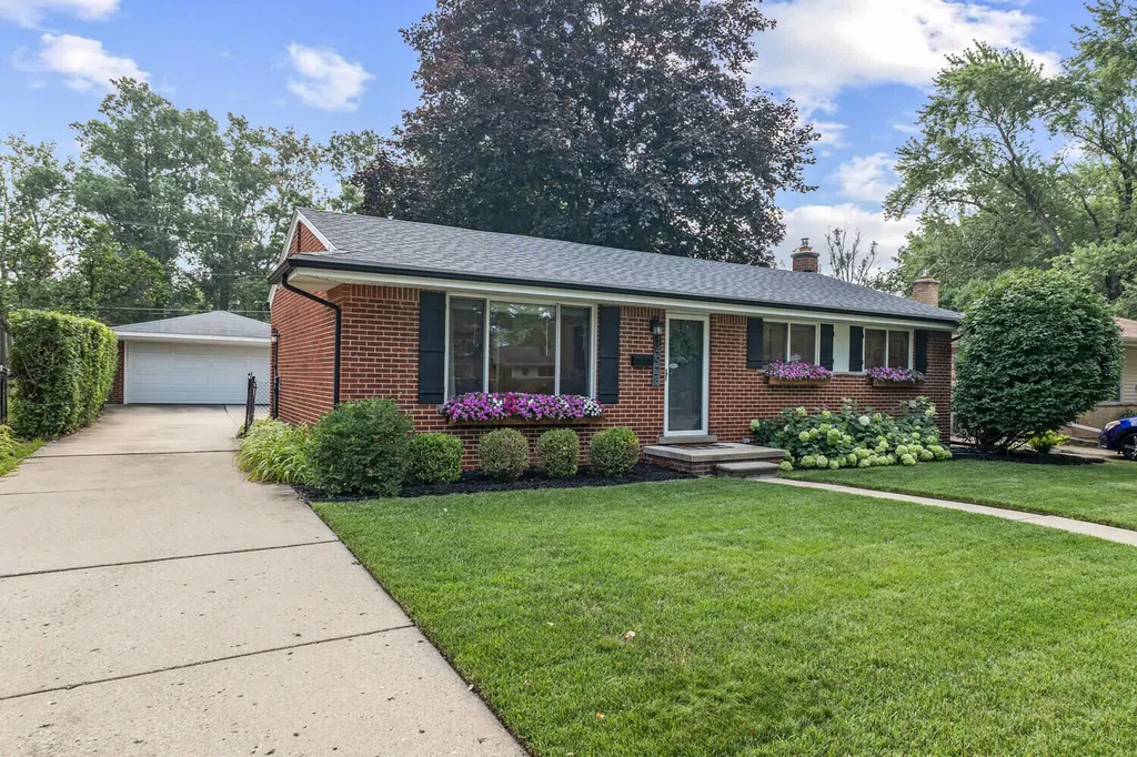 14928 Country Club Drive Livonia City MI 48154