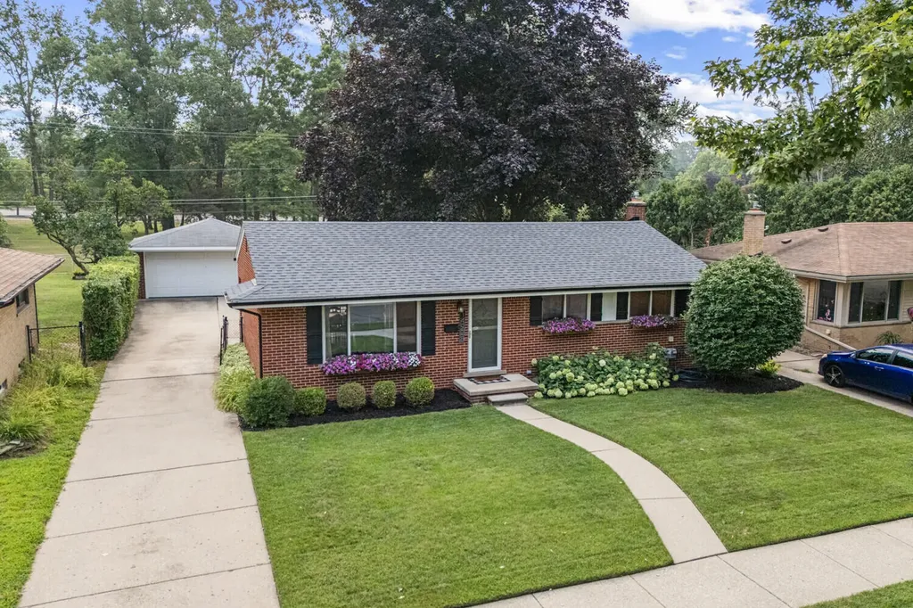14928 Country Club Drive Livonia City MI 48154