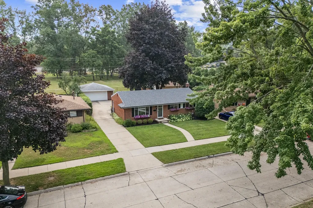 14928 Country Club Drive Livonia City MI 48154