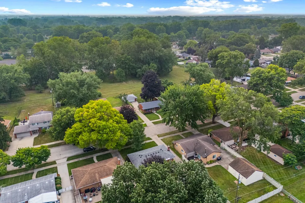 14928 Country Club Drive Livonia City MI 48154
