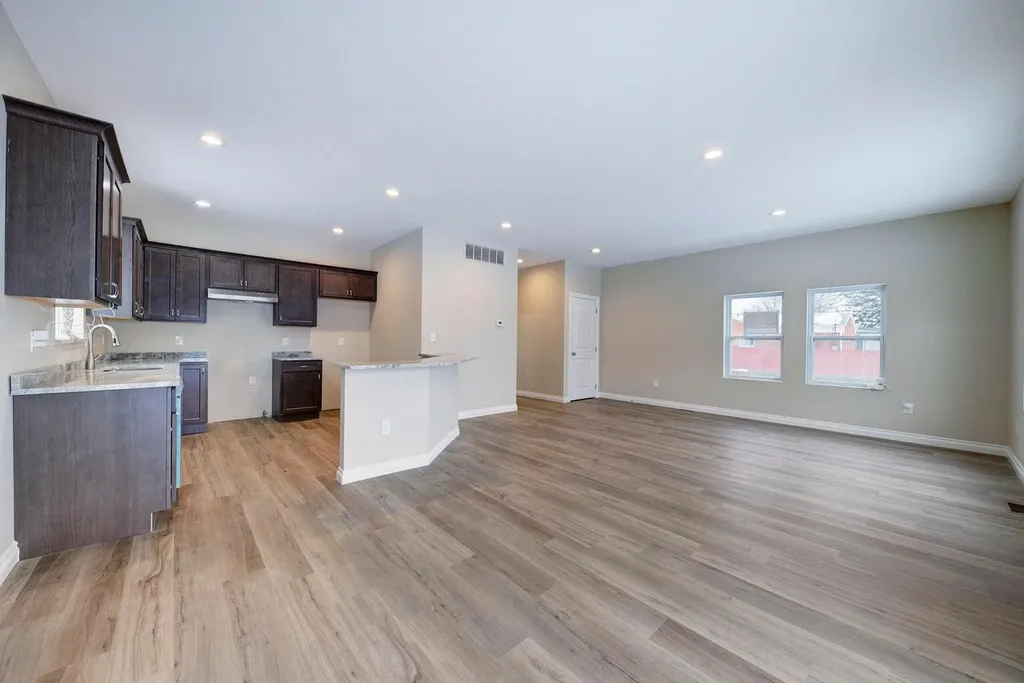 33724 Barrington Street Westland City MI 48186