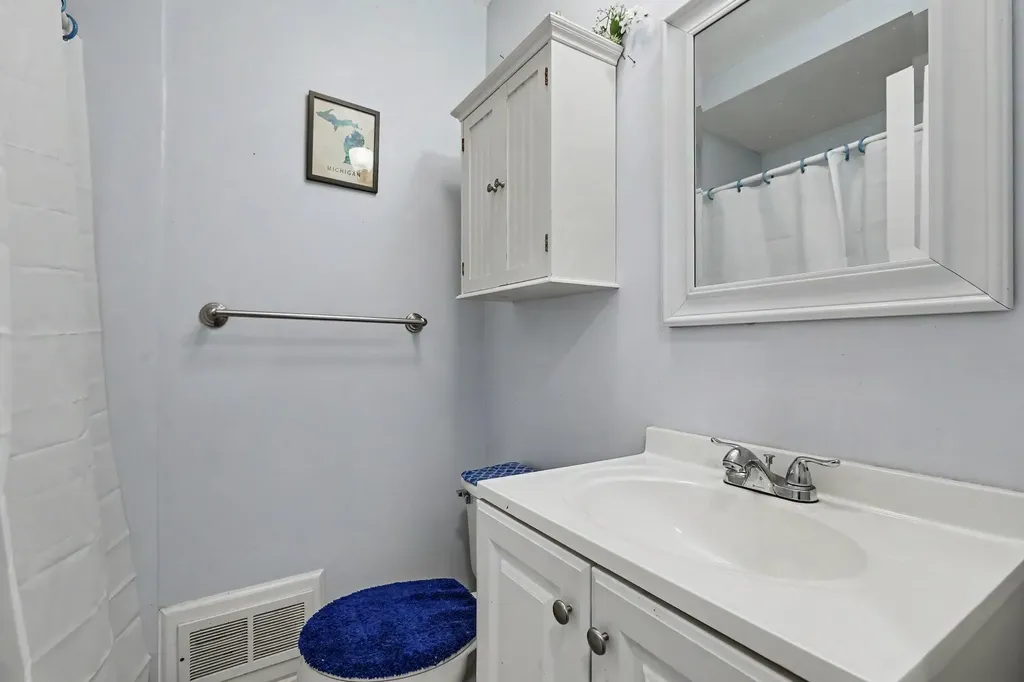 668 S Hawthorne Street Westland City MI 48186