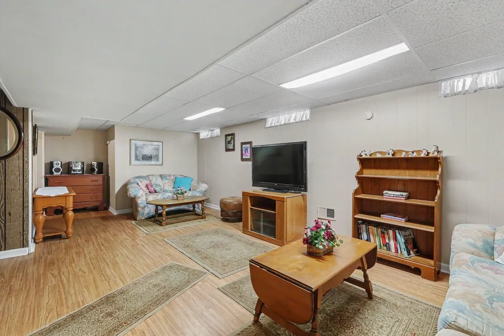 668 S Hawthorne Street Westland City MI 48186
