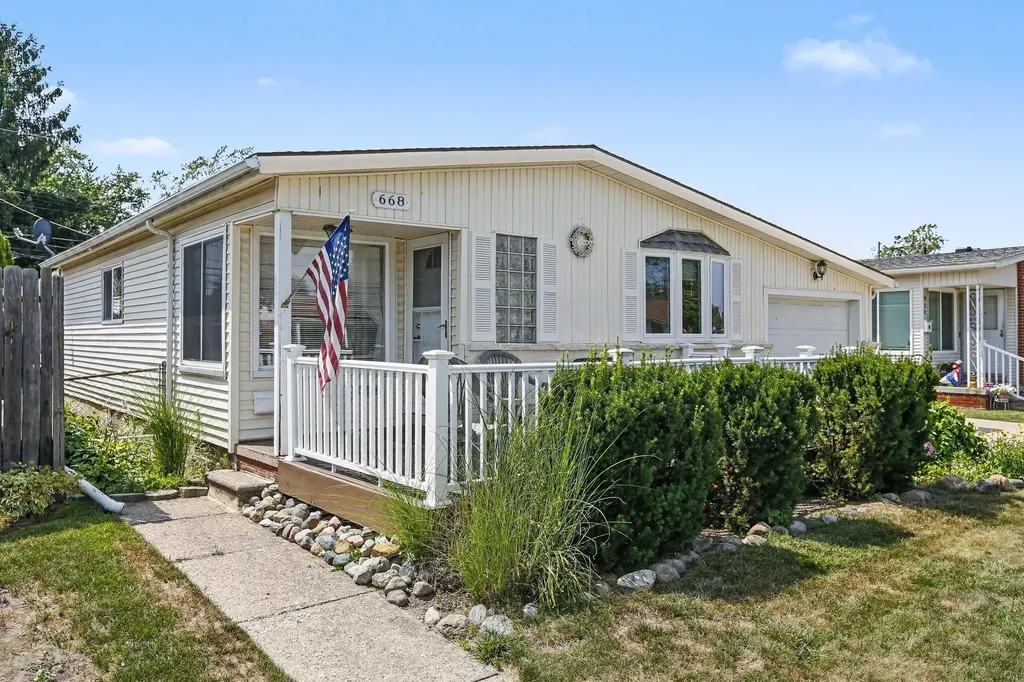 668 S Hawthorne Street Westland City MI 48186
