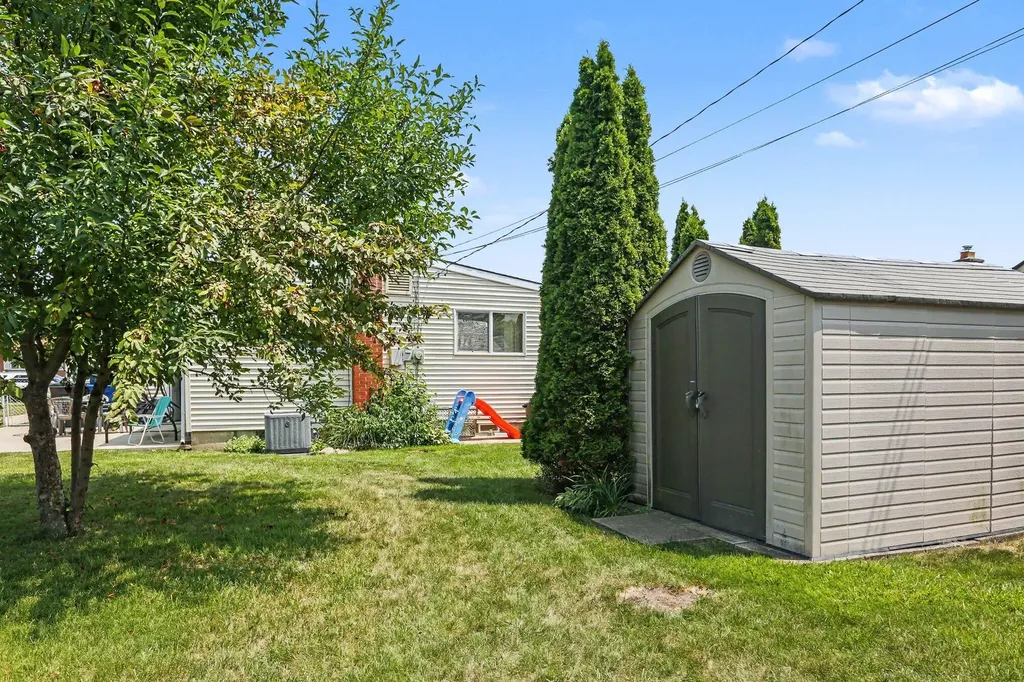 668 S Hawthorne Street Westland City MI 48186
