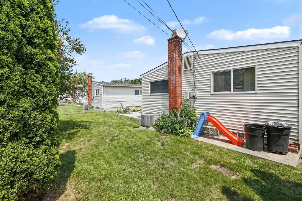 668 S Hawthorne Street Westland City MI 48186