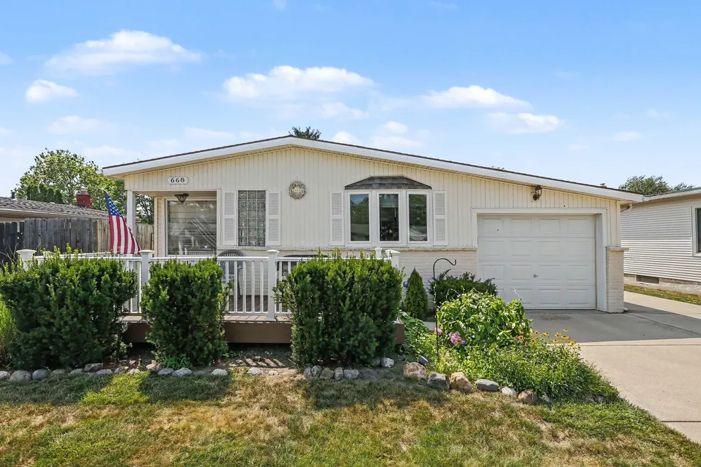 668 S Hawthorne Street Westland City MI 48186