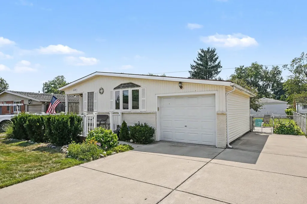668 S Hawthorne Street Westland City MI 48186