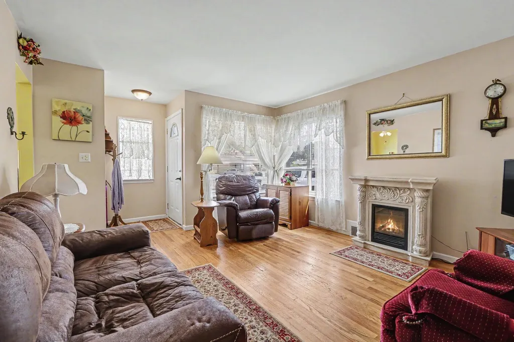668 S Hawthorne Street Westland City MI 48186