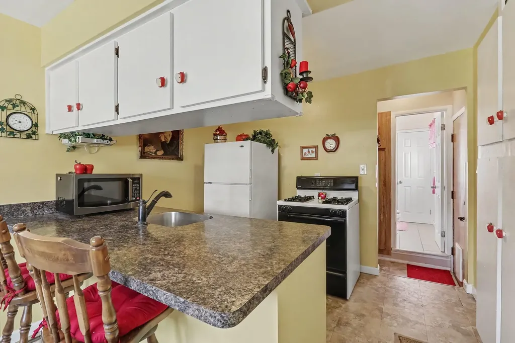 668 S Hawthorne Street Westland City MI 48186