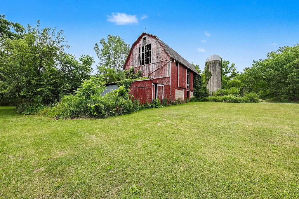 5901 Sharon Hollow Road Sharon Township MI 48158