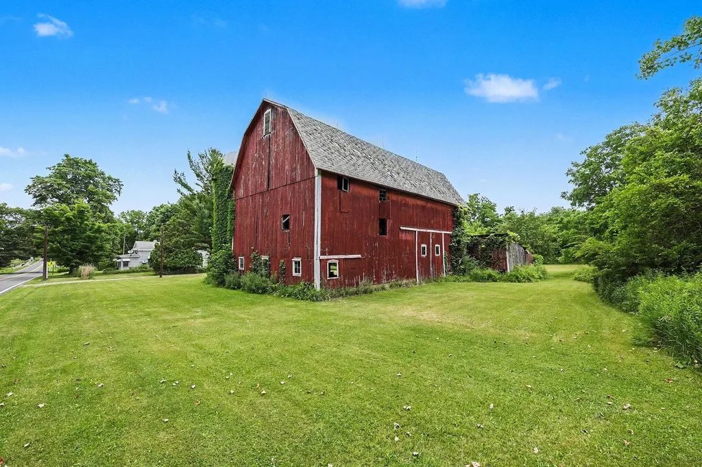 5901 Sharon Hollow Road Sharon Township MI 48158