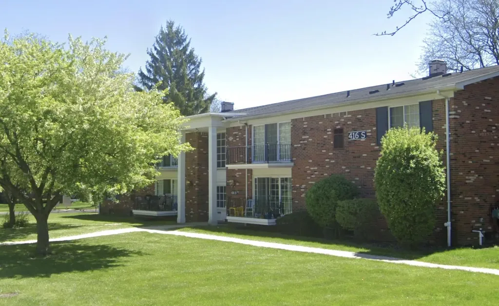 416 S Fox Hills Drive S Bloomfield Charter Township MI 48304