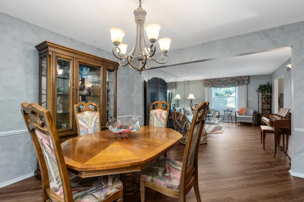 35126 Quaker Way Farmington Hills City MI 48331