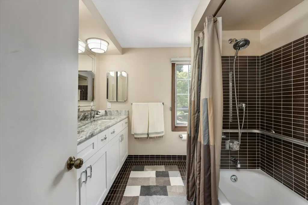 35126 Quaker Way Farmington Hills City MI 48331