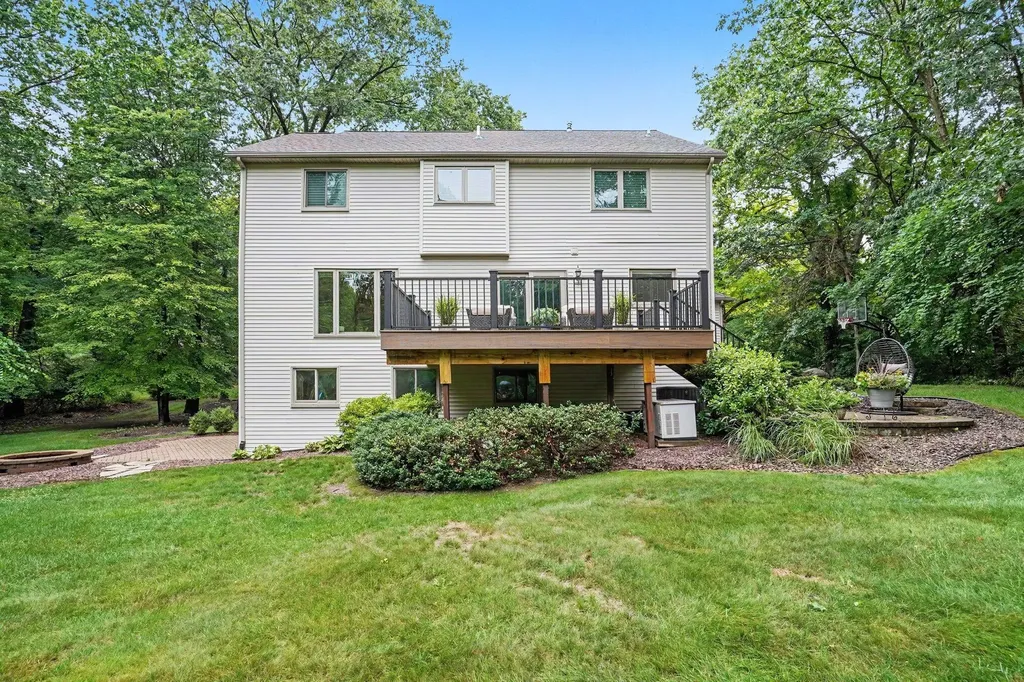 10560 W Splitstone Hamburg Township MI 48169