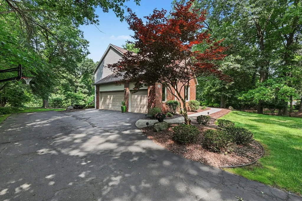10560 W Splitstone Hamburg Township MI 48169