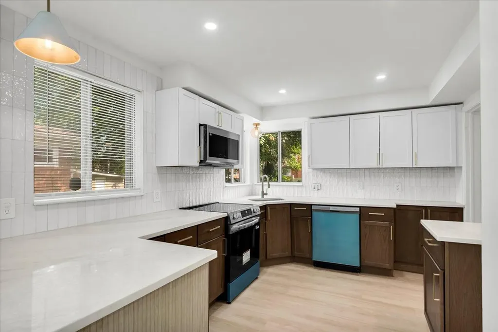 14421 Rosemary Boulevard Oak Park City MI 48237