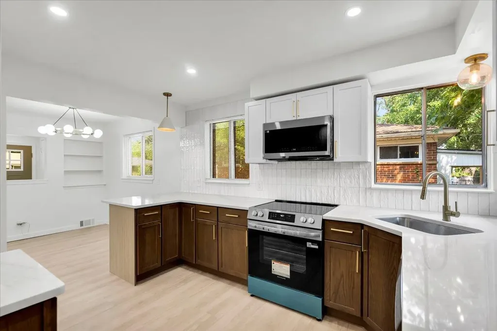 14421 Rosemary Boulevard Oak Park City MI 48237