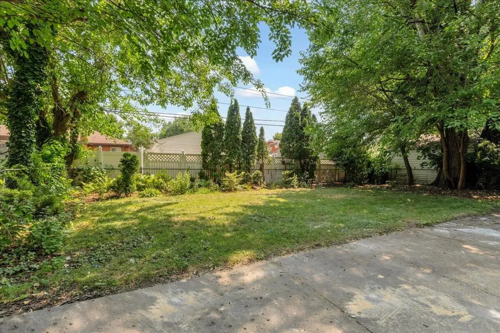 14421 Rosemary Boulevard Oak Park City MI 48237