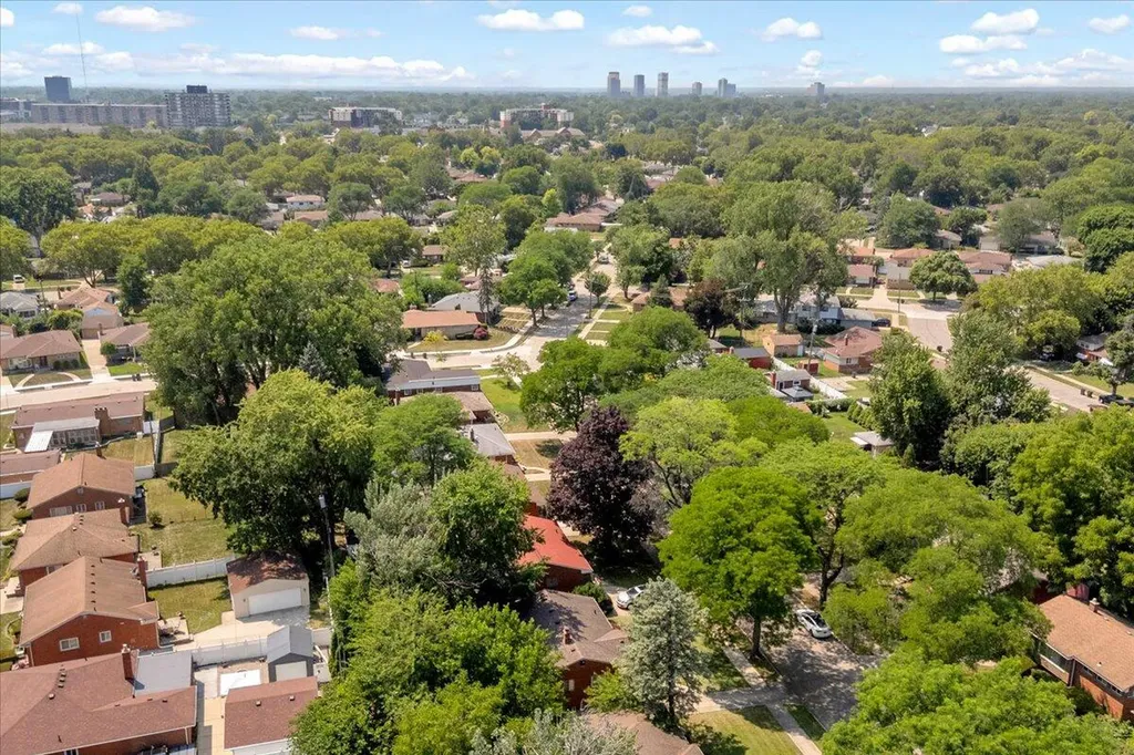 14421 Rosemary Boulevard Oak Park City MI 48237