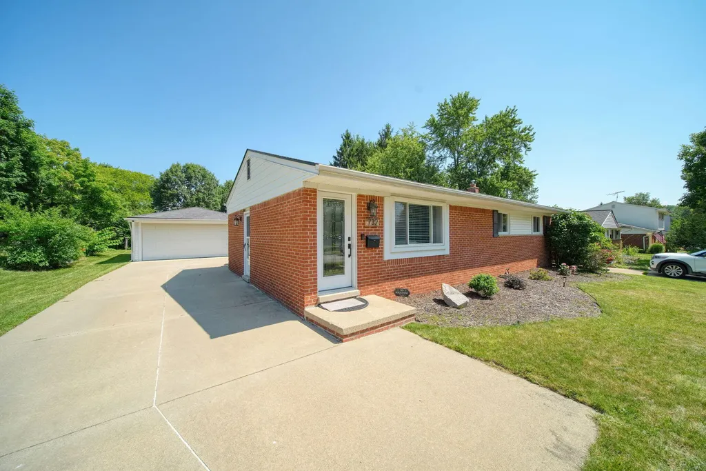 732 Bassett Drive Saline City MI 48176