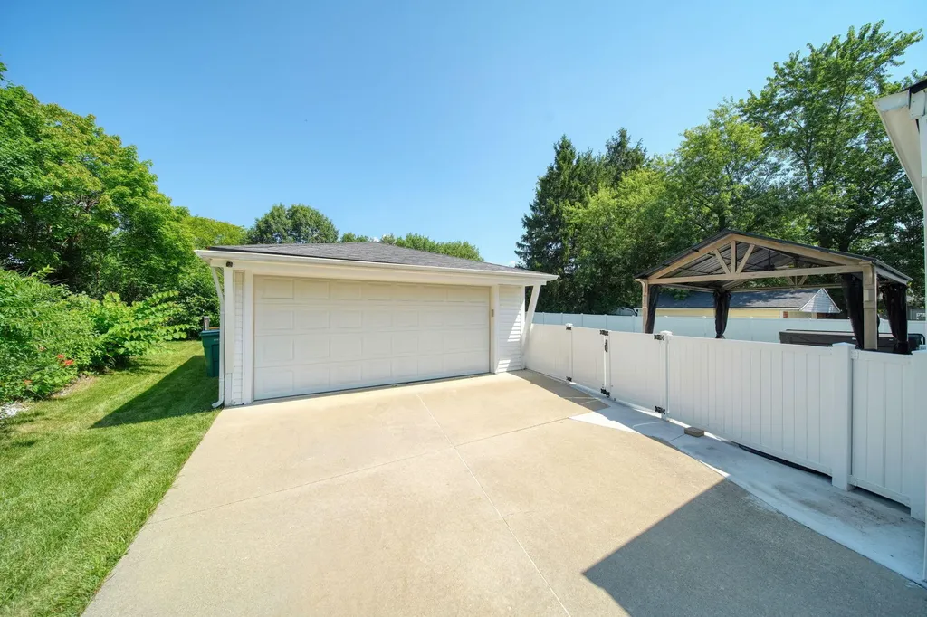 732 Bassett Drive Saline City MI 48176