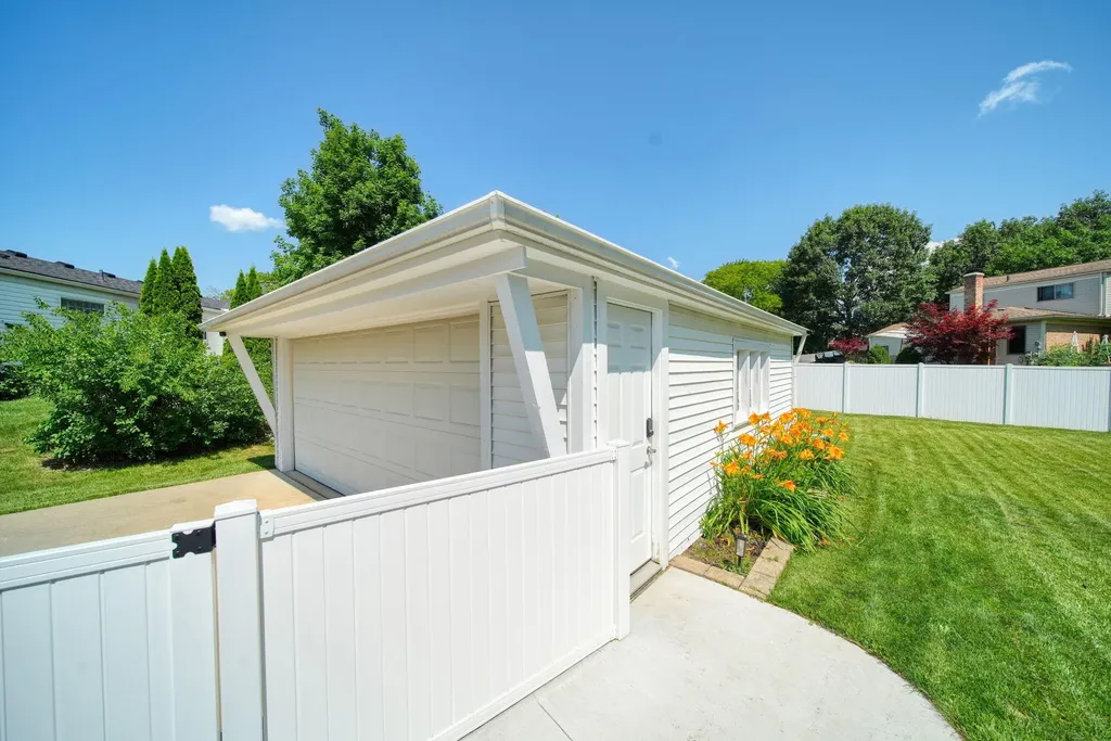 732 Bassett Drive Saline City MI 48176