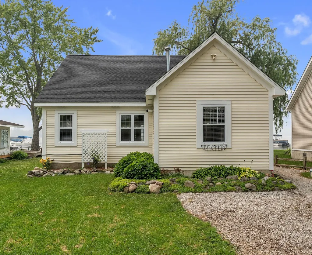 8032 Branch Drive Hamburg Township MI 48116