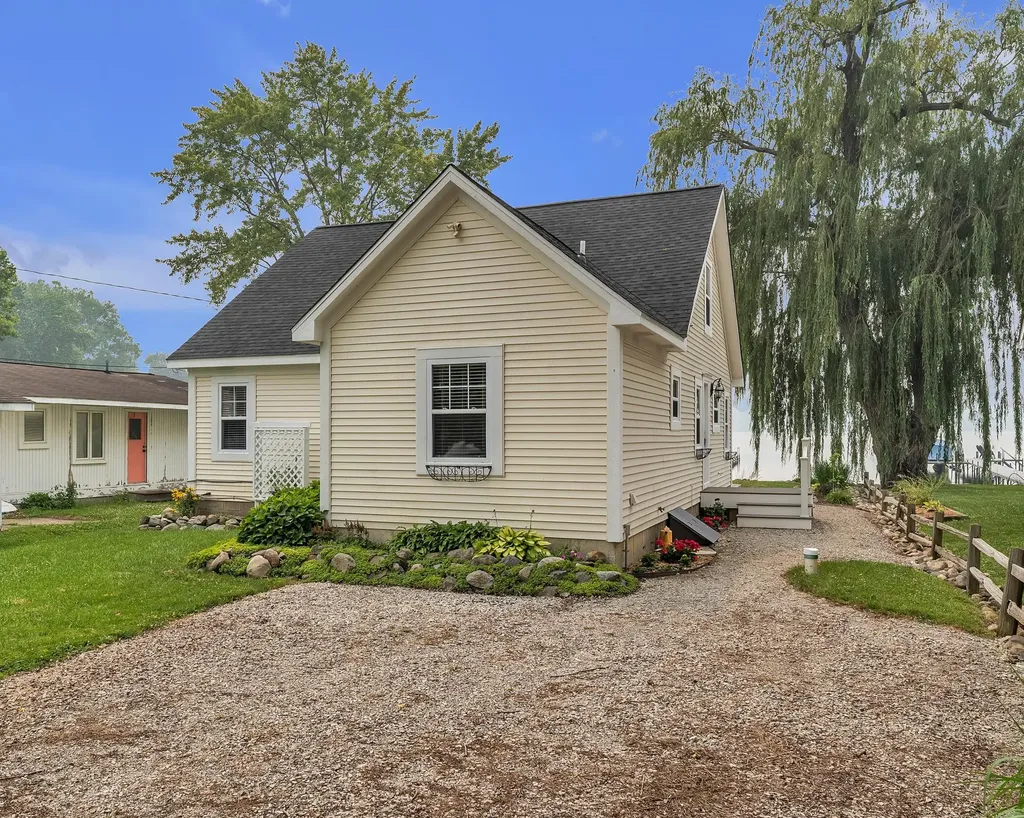 8032 Branch Drive Hamburg Township MI 48116