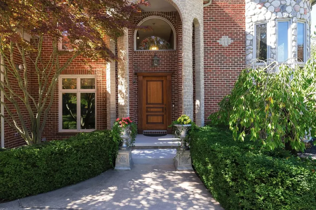 833 Lakewood Drive Rochester Hills City MI 48309