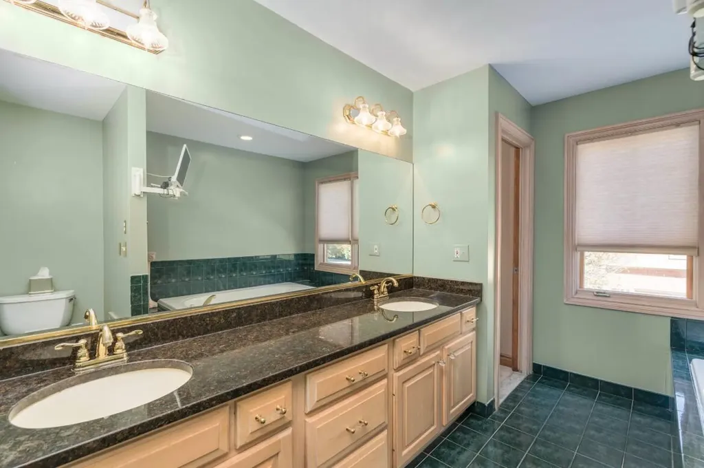 833 Lakewood Drive Rochester Hills City MI 48309