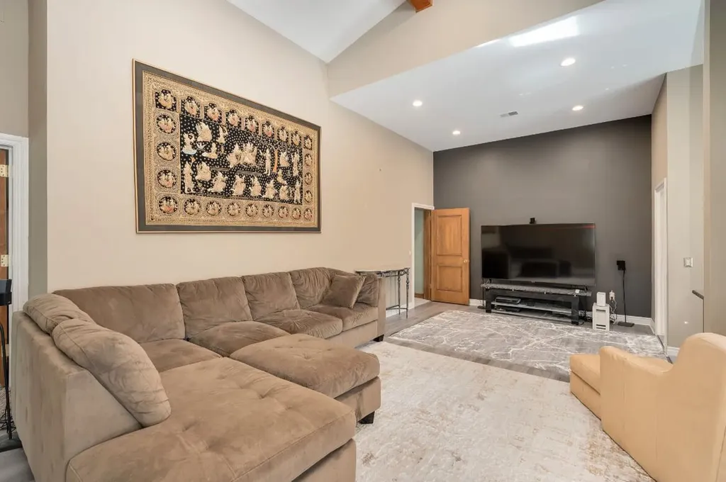 833 Lakewood Drive Rochester Hills City MI 48309
