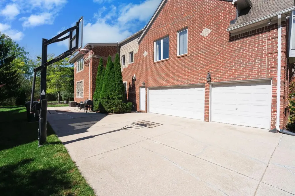 833 Lakewood Drive Rochester Hills City MI 48309