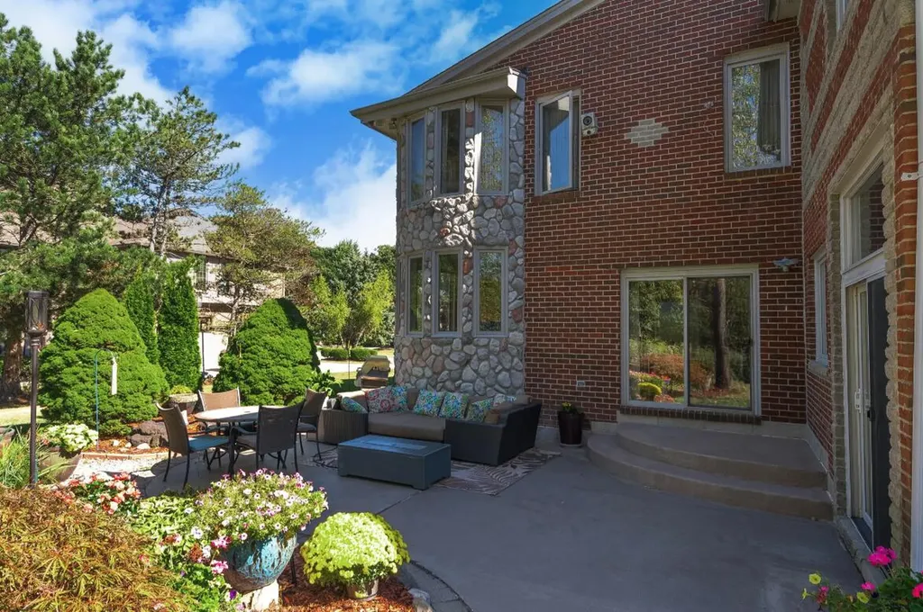 833 Lakewood Drive Rochester Hills City MI 48309