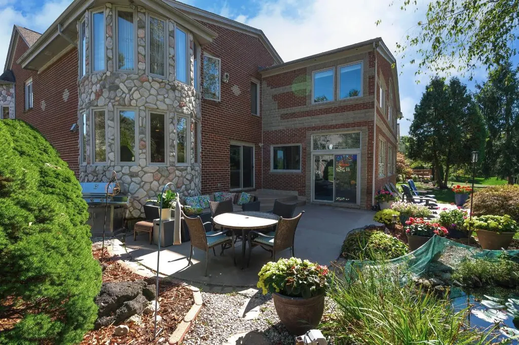833 Lakewood Drive Rochester Hills City MI 48309