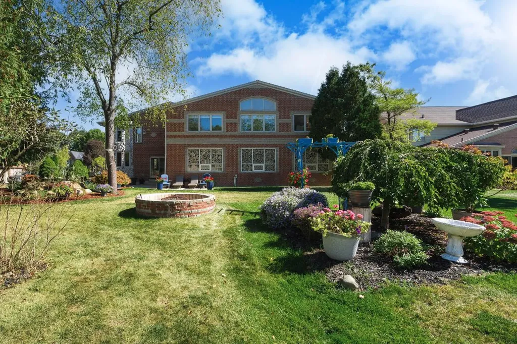 833 Lakewood Drive Rochester Hills City MI 48309