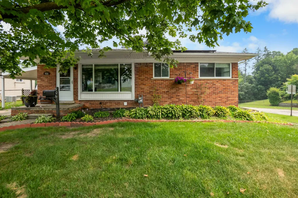 906 Squire Lane Milford Village MI 48381