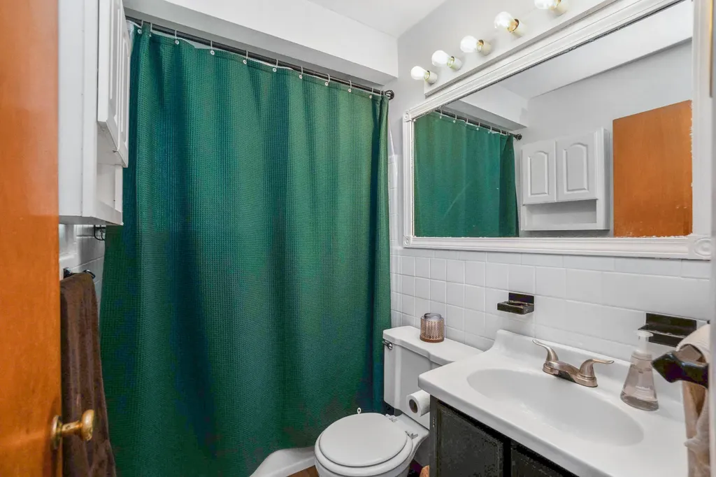 906 Squire Lane Milford Village MI 48381