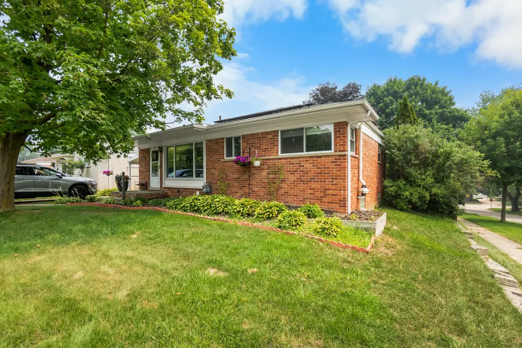 906 Squire Lane Milford Village MI 48381