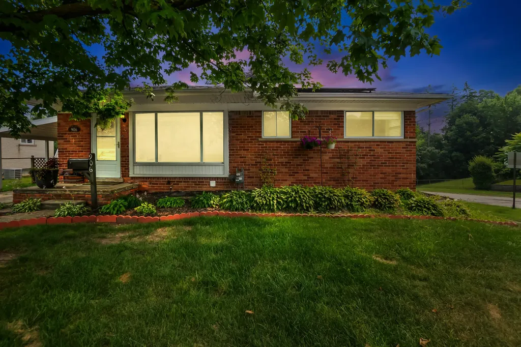 906 Squire Lane Milford Village MI 48381