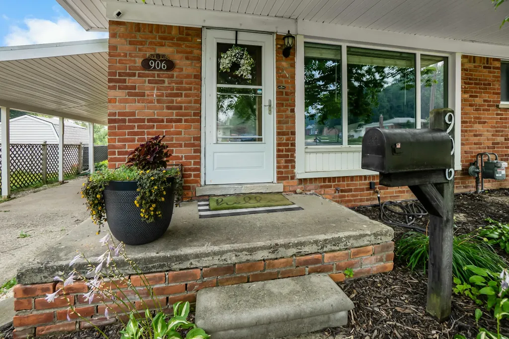 906 Squire Lane Milford Village MI 48381