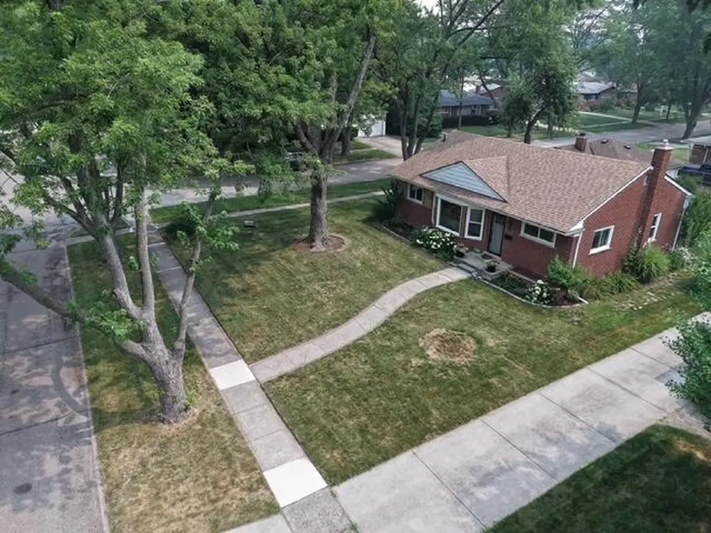31180 E Rutland Street Beverly Hills Village MI 48025