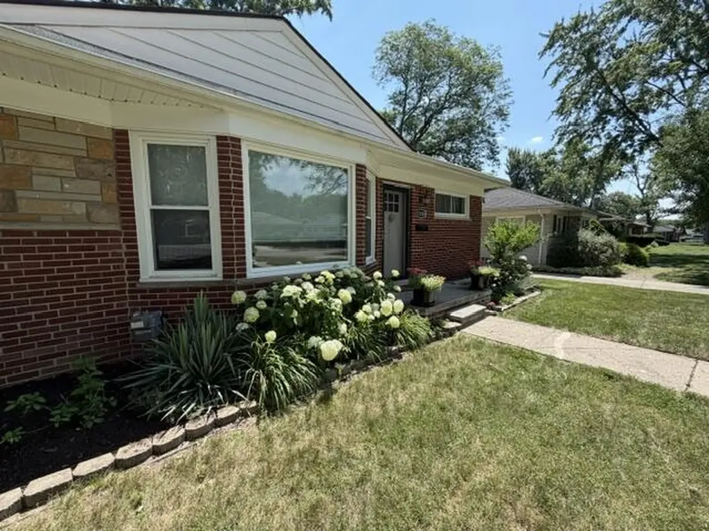 31180 E Rutland Street Beverly Hills Village MI 48025